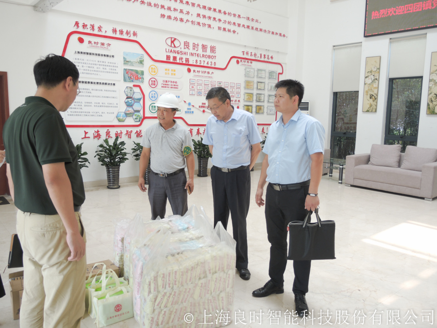 炎炎夏日送清凉 四团镇党群书记胡红兵慰问良时智能一线职工